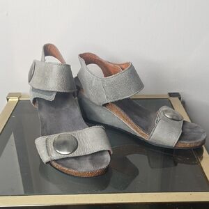 Taos Carousel 2 Wedge Sandals Grey/graphite Leather Size 7